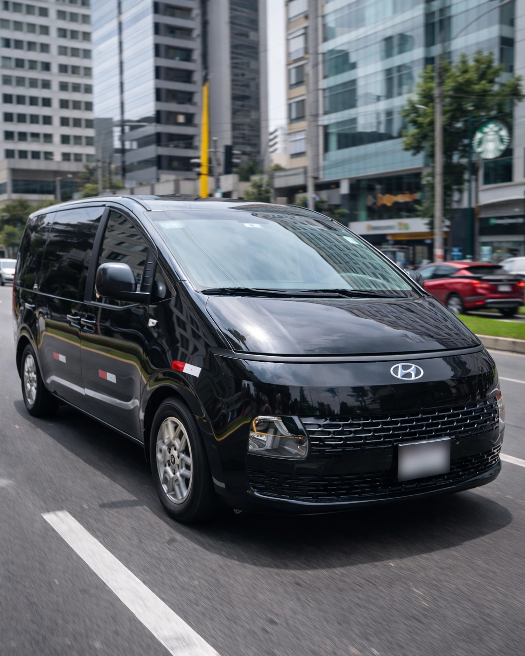 Hyundai Staria para traslados ejecutivos y turísticos